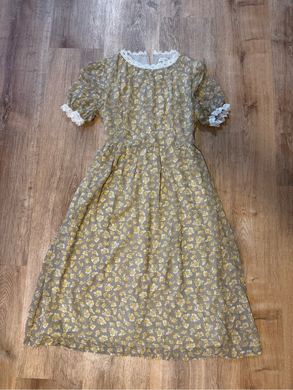 Roolee Vintage-Inspired Midi Dress - Picture 3 of 13